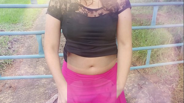 在农场里玩耍，一个真正的家庭主妇，婊子婊子和她的绿帽子丈夫在野外