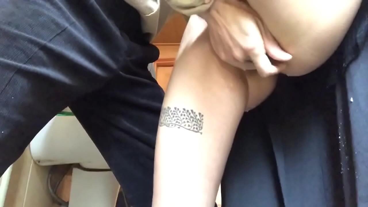 在学校厕所里喷水，真正的泡沫高潮--我的老师尽力了