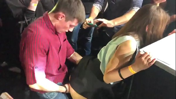 俄罗斯夜总会里的真实性爱 18岁的俄罗斯女孩在夜总会的肛门和阴道性交