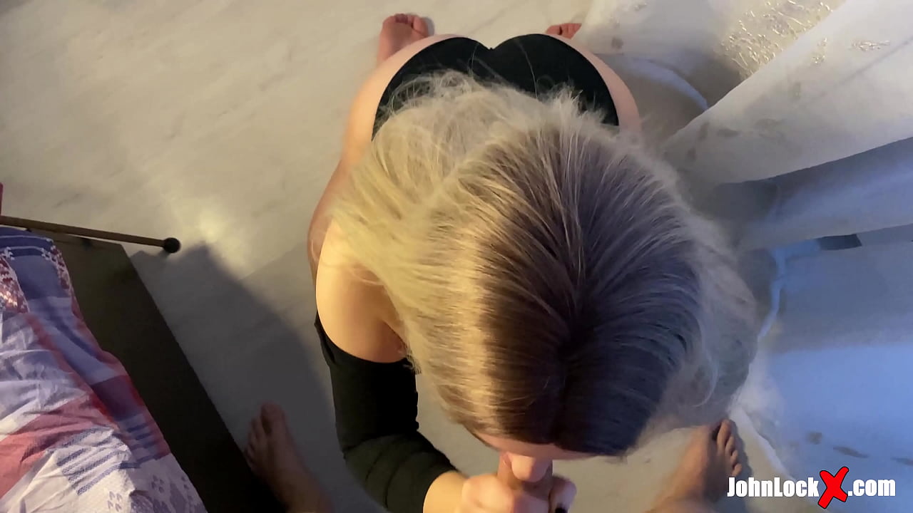 红发女郎吸吮鸡巴和性交，在她的屁股上得到精液